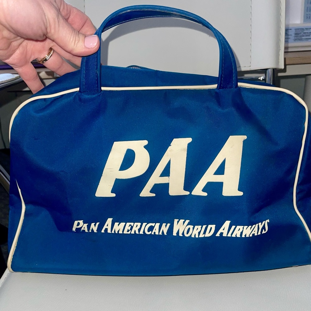 Authentic Vintage Pan American Airways travel bag beautiful Blue top handle
